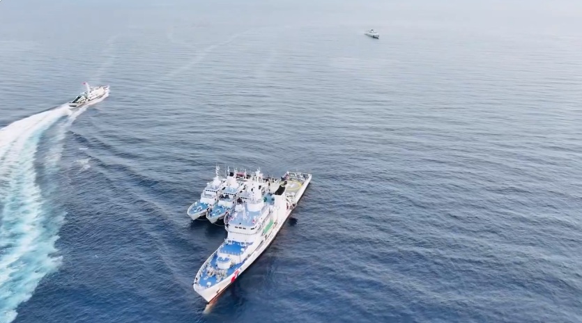 菲律賓海岸警衛隊1日對錨泊仙賓暗沙艦船「特里薩．馬格巴努亞號(BRP Teresa Magbanua MRRV-9701)」進行「過駁人員物資」。 圖：翻攝「X」@jaytaryela