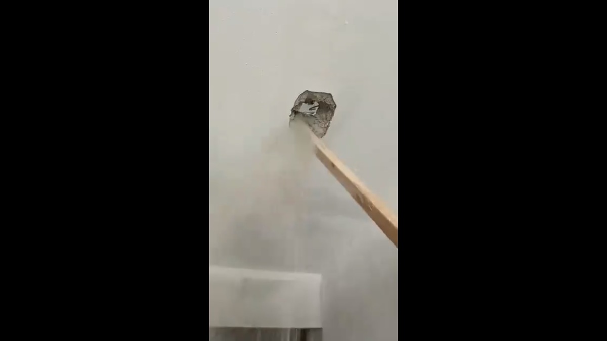 部分中國民眾十分擔心自己購買的預售屋能不能建造完成，然而即使蓋好了，也要擔心「豆腐渣工程」的問題。近期湖南省株州市就發生一起，新蓋好房子的天花板可以用木棍輕鬆捅穿的豆腐渣工程事件。 圖：擷取自 @whyyoutouzhele X 分享影片