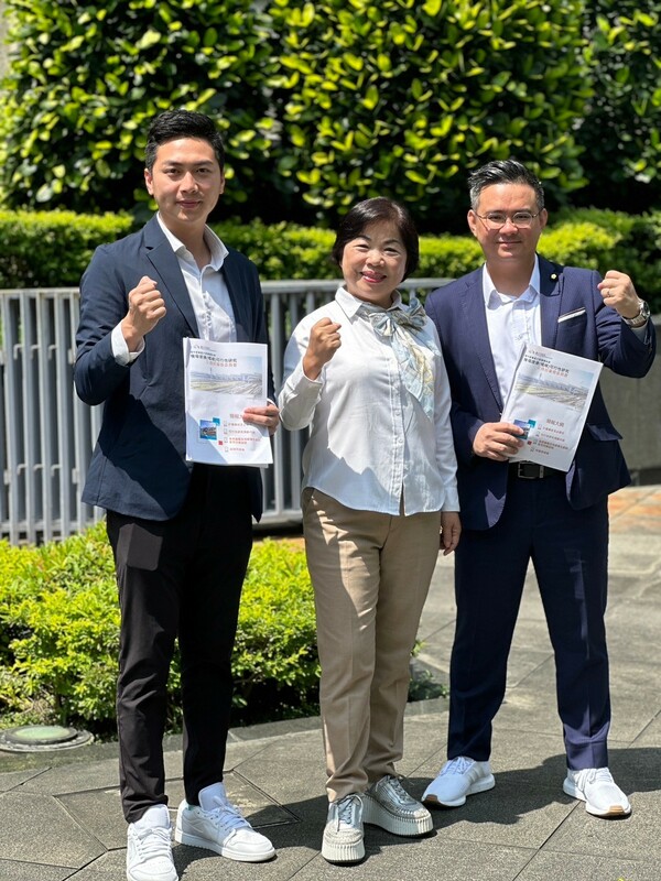 立委楊瓊瓔和同黨立委廖偉翔、黃健豪今天特別在交通部審查中捷橘線可行性評估前，拜會擔任審查會主席的交通部次長伍勝園。 圖：楊瓊瓔服務處/提供