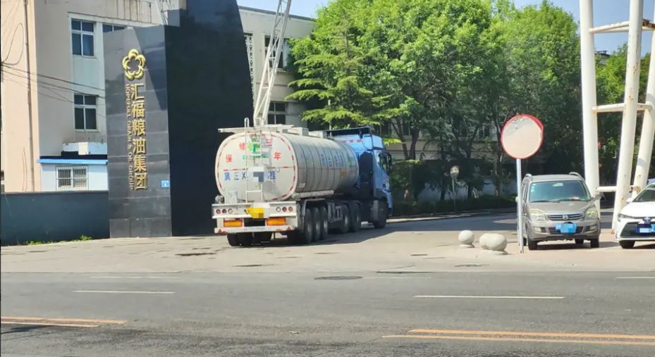 中國一些油罐車在運輸食用油的過程中，存在與運輸化工類液體罐車混用的問題，且中途不洗罐。 圖：翻攝自新京報