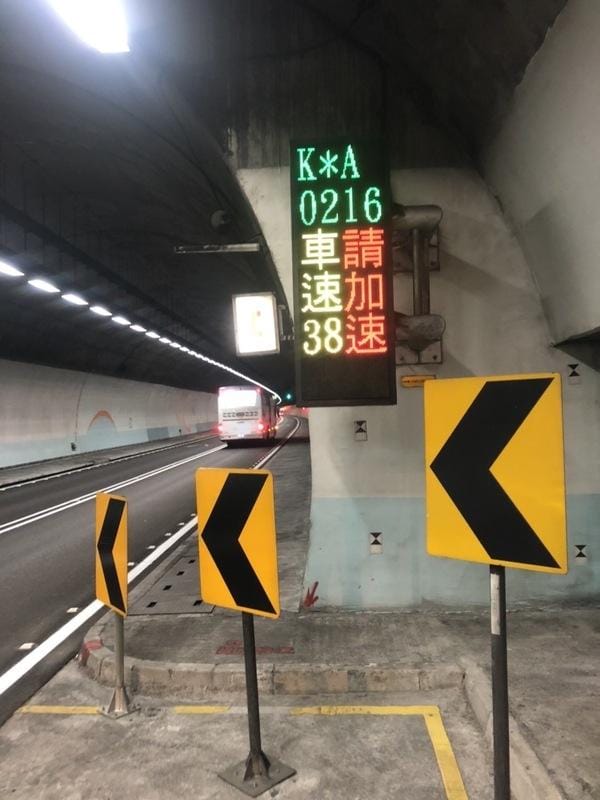交通部高速公路局表示，去年7至8月暑假期間慢速車示警次數約占車流量2.8%，高公局提醒，車速低於最低速限(70公里/小時)車輛，最高可開罰6000元。 圖：高速公路局／提供