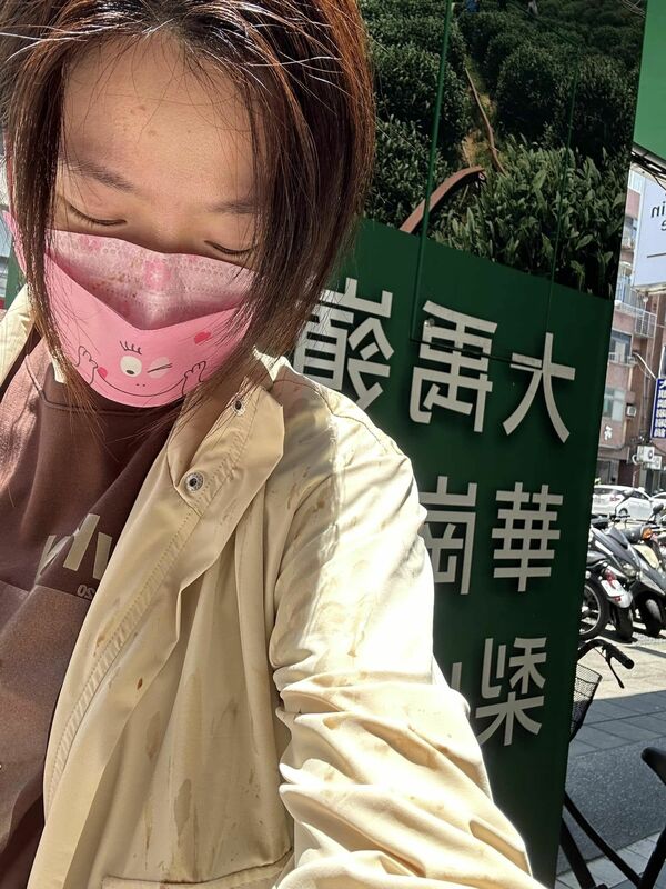 楊小黎外套上全是黑色酸臭液體。 圖：取自楊小黎臉書