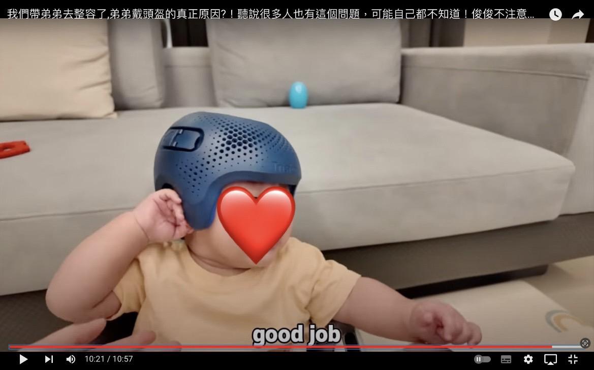 Jeff＆Inthira的小兒子罹患扁頭症，要戴定制頭盔接受頭型矯正。 圖：翻攝自Jeff＆Inthira YT頻道