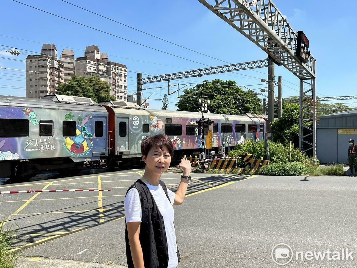 新營區東山路上平交道南北兩側平面道路，該路段台1線及市區道路開元路交叉處，上下班尖峰時段每逢火車通行時，經常造成車輛擁塞且事故頻傳。立委陳亭妃接到議員與當地多位里長陳情反映，即於今年3、4月邀集交通部、台鐵、台南市交通局、工務局等單位會勘。 圖：陳亭妃服務處提供