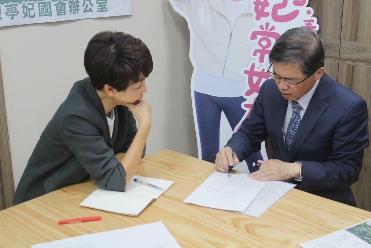 陳亭妃於6月13日在立法院交通委員會質詢交通部長，並與交通部長李孟諺會商經費來源，確定由內政部國土署的生活圈道路經費匡列。 圖：陳亭妃服務處提供