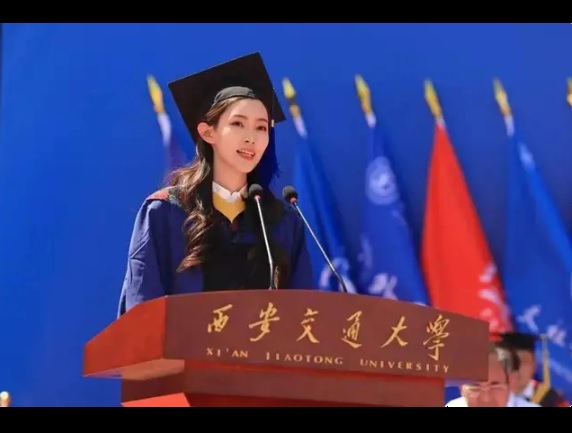 中國西安交通大學近期舉辦畢業典禮，然而卻有大量網友質疑畢業生代表李藝飛的真實含金量，甚至傳出她與同校老師、學生有染的消息，稱她是西安交大的「學術妲己」。 圖：翻攝自 冰川思想庫