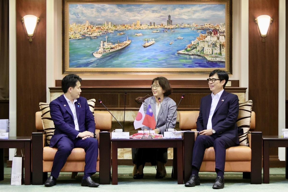 日本參議院「TY會」台灣訪問團團長滝波宏文(左)拜會陳其邁(右)。 圖：高雄市行國處/提供