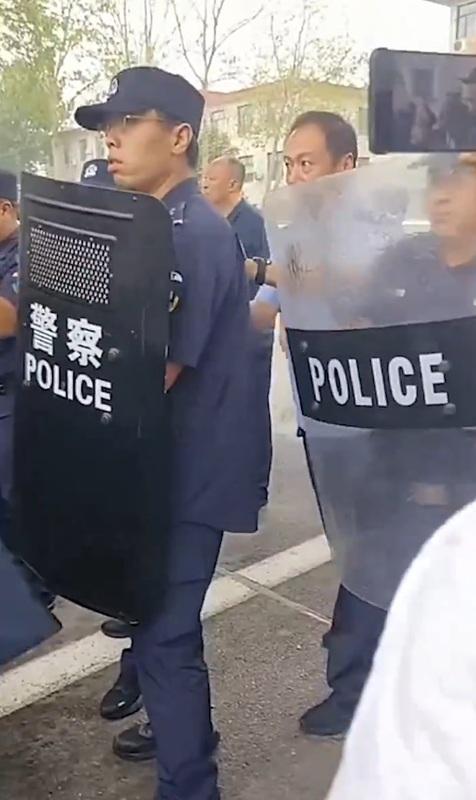 河北邢台的廣宗縣美景花園二期逾期一年不交房，業主們聚集在縣政府維權，期間警察們使用盾牌衝撞業主。 圖：翻攝自李老師不是你老師 X（前推特）帳號