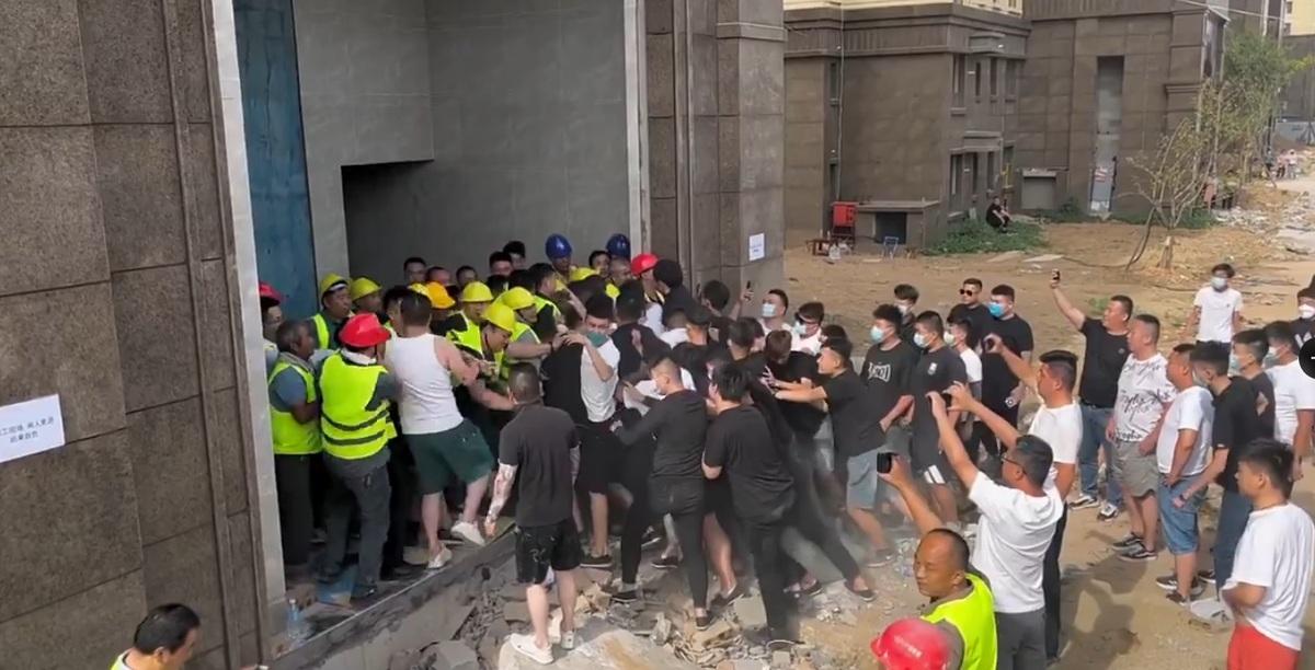 山東濟寧的鄒城拉菲公館樓盤開發商拖欠工程款，工人們聚集在工地討薪，遭到開發商雇用的保全清場。 圖：翻攝自李老師不是你老師 X（前推特）帳號