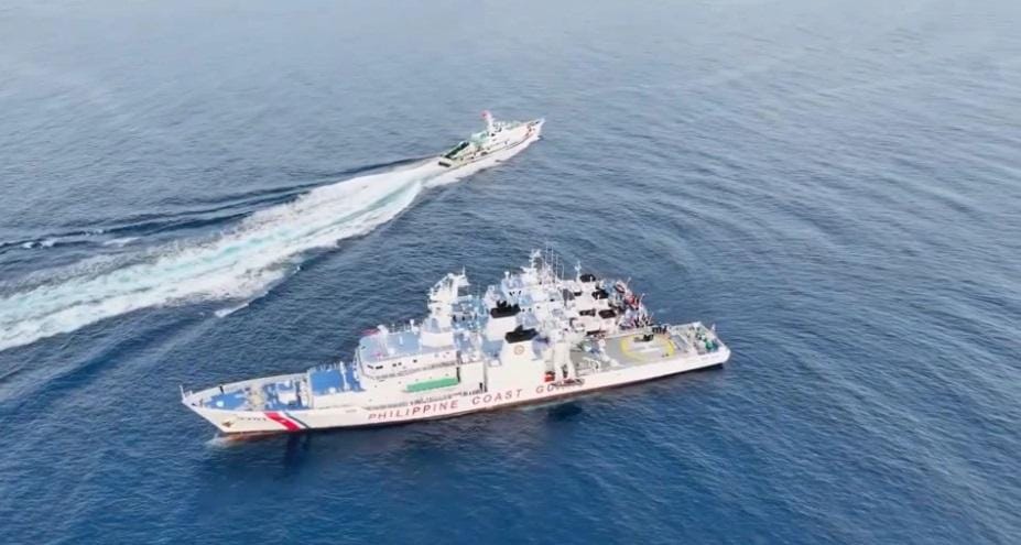 菲律賓海警 3 艘 44 米級巡邏艇和 9701 艦並排補給。 圖：翻攝自河東三叔