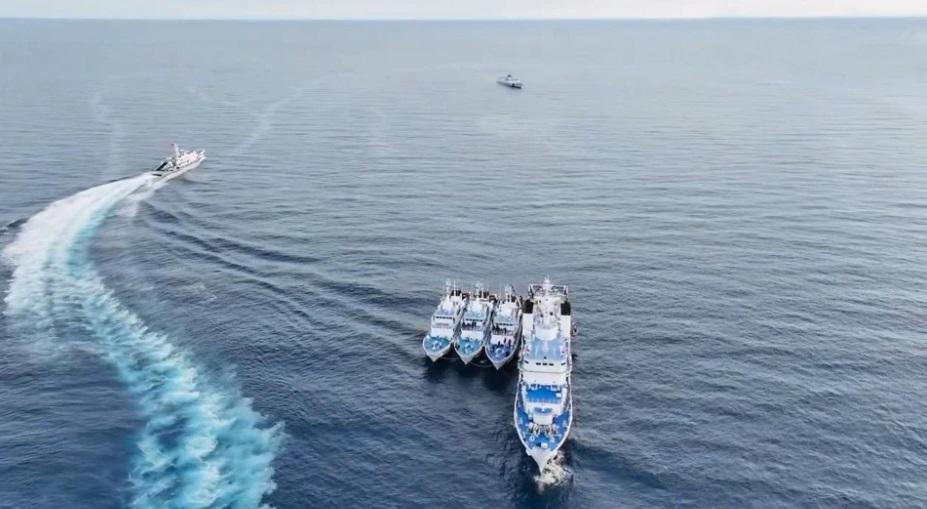 菲律賓海警 3 艘 44 米級巡邏艇和 9701 艦並排補給。 圖：翻攝自河東三叔