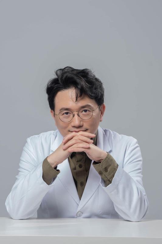 外科名醫江坤俊今遭《鏡週刊》爆料，與醫院護理師一同進入社區過夜。 圖：翻攝自江坤俊 臉書專頁