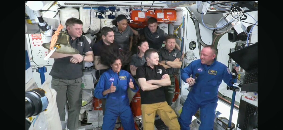 NASA 太空人威爾莫爾（藍衣服圖右）和威廉姆斯（藍衣服圖左）。 圖：翻攝自 fogel X（前推特）帳號