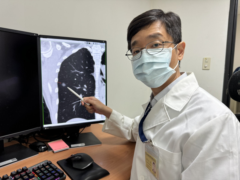 新竹台大分院影像醫學部醫師陳信銘說明，透過篩檢計畫，及早發現並治療，將大幅提高存活率。 圖片：新竹台大分院 / 提供