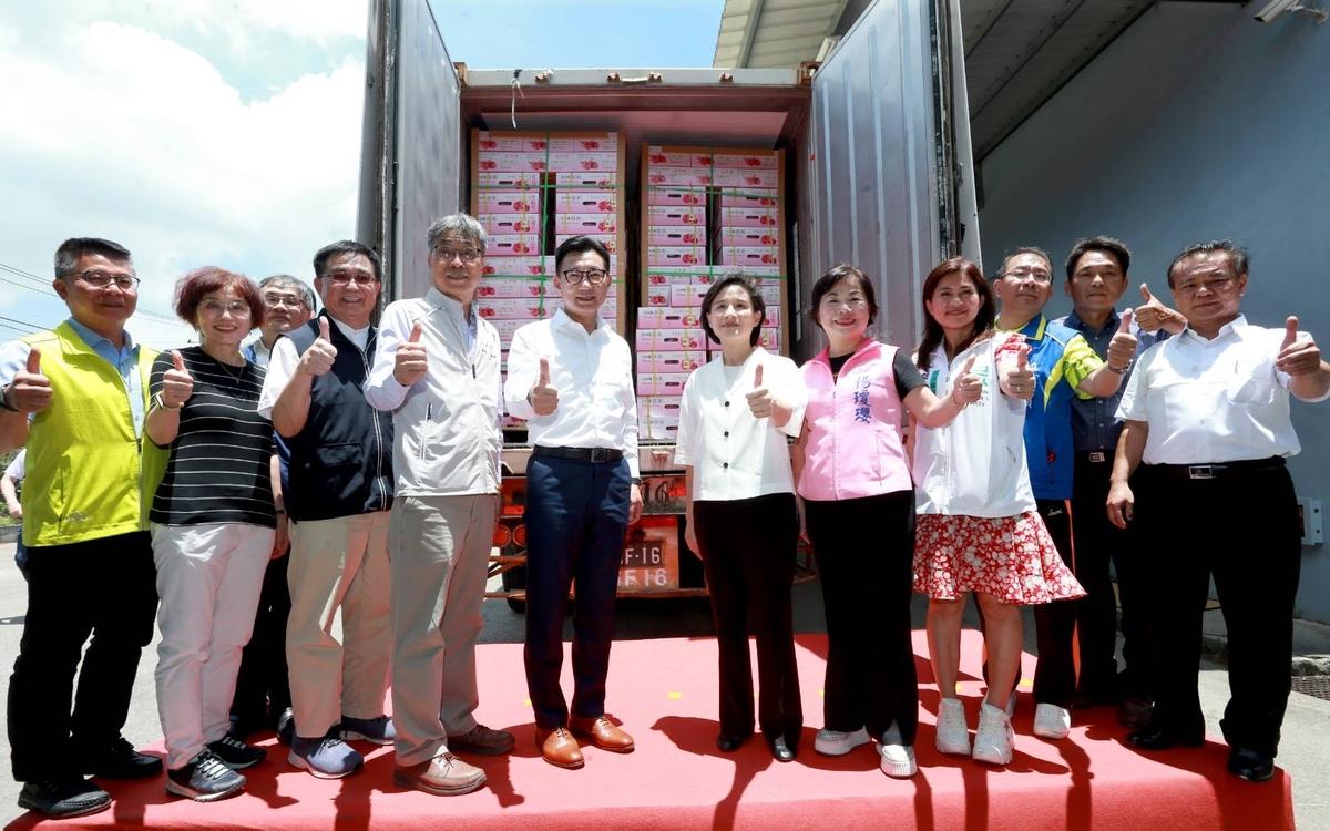 在行政院鄭麗君副院長、立法院江啟臣副院長、楊瓊瓔立委、麥玉珍立委及台中市政府等許多單位，不分中央、地方出席力挺見證下，台灣紅肉紅龍果首櫃啟程邁向日本。 圖：農業部 / 提供