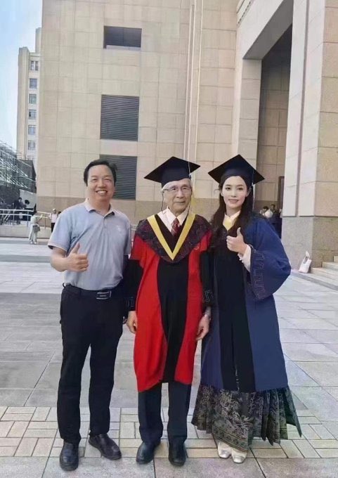 西安交通大學碩士畢業生李藝飛(右)，被曝與教授愛愛影片。 圖：翻攝自 Ｘ @xinwendiaocha