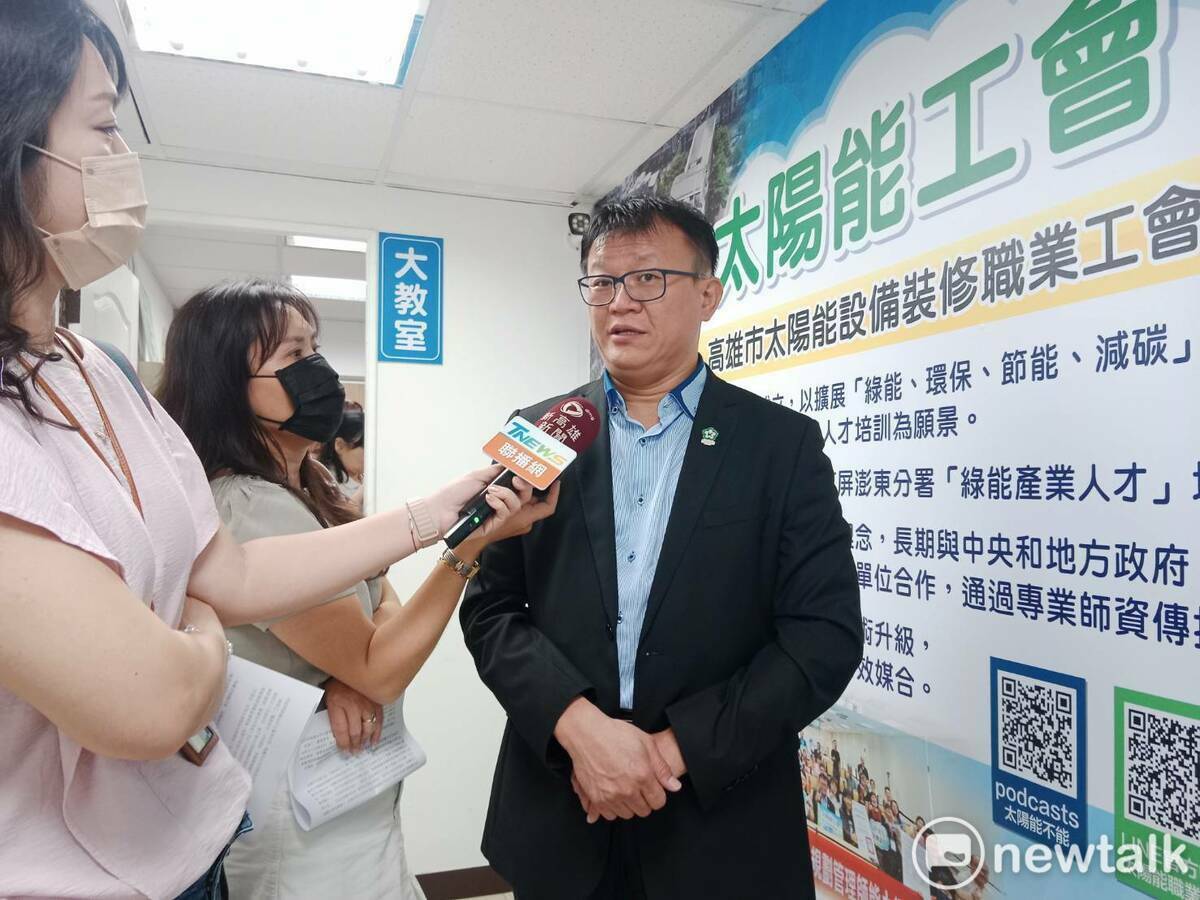太陽能設備裝修職業工會理事長陳俊中(右)。 圖：孫家銘攝