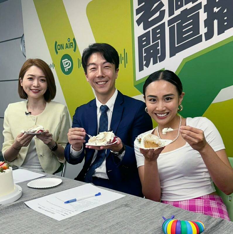 韓瑩送上賴清德準備的蛋糕與餅乾禮盒，祝福吳崢生日快樂。 圖：民進黨提供