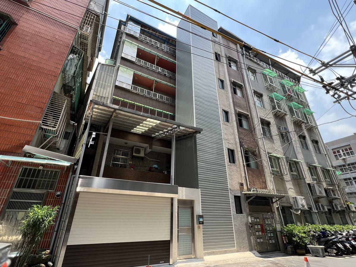 板橋區老舊公寓加裝電梯完工後，讓高齡住戶回家之路更輕鬆。 圖：新北市都更處/提供