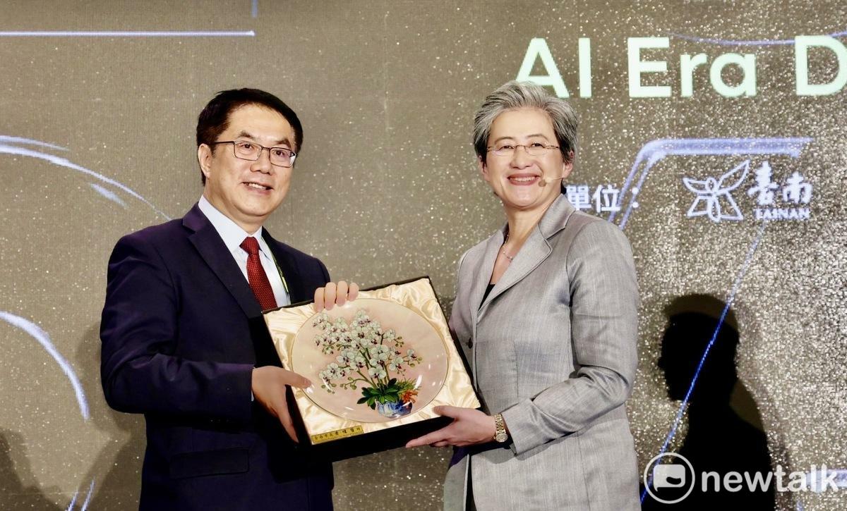 台南市長黃偉哲（左）近期極積爭取超微半導體在台南設立研發中心，能拿到好感度第一。 圖：台南市政府／提供