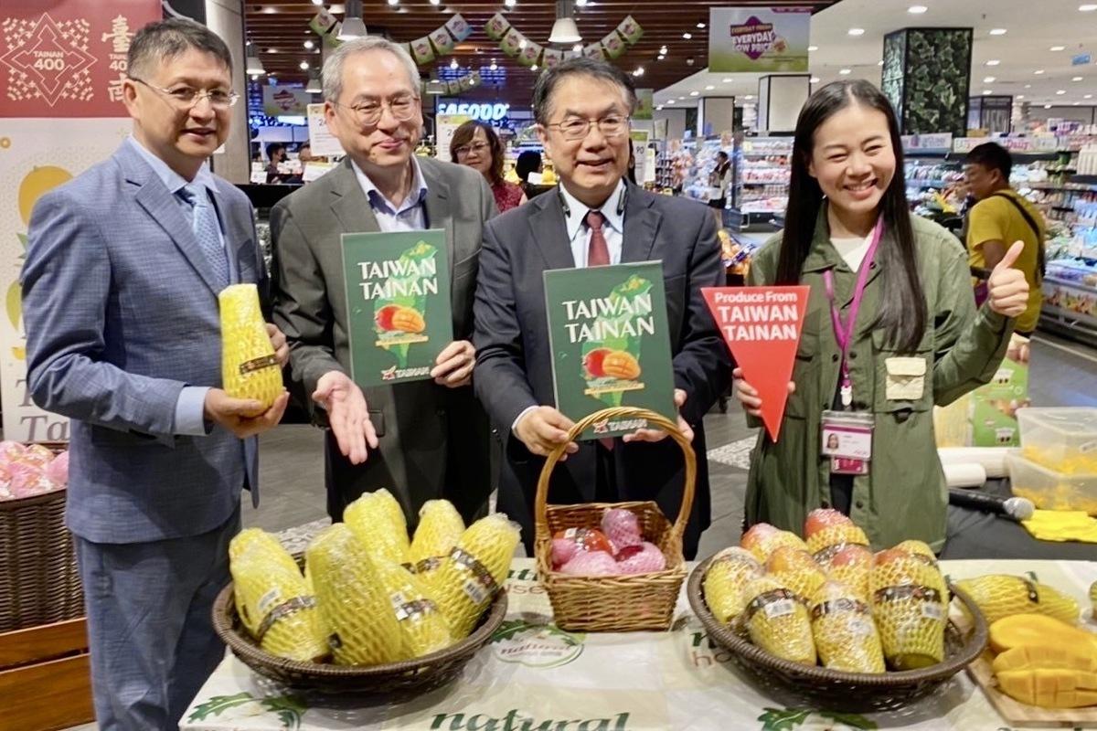 黃偉哲（右二）馬不停蹄前往日本、新加坡、馬來西亞等國行銷愛文芒果，贏得民眾的讚賞和支持。 圖：台南市政府／提供