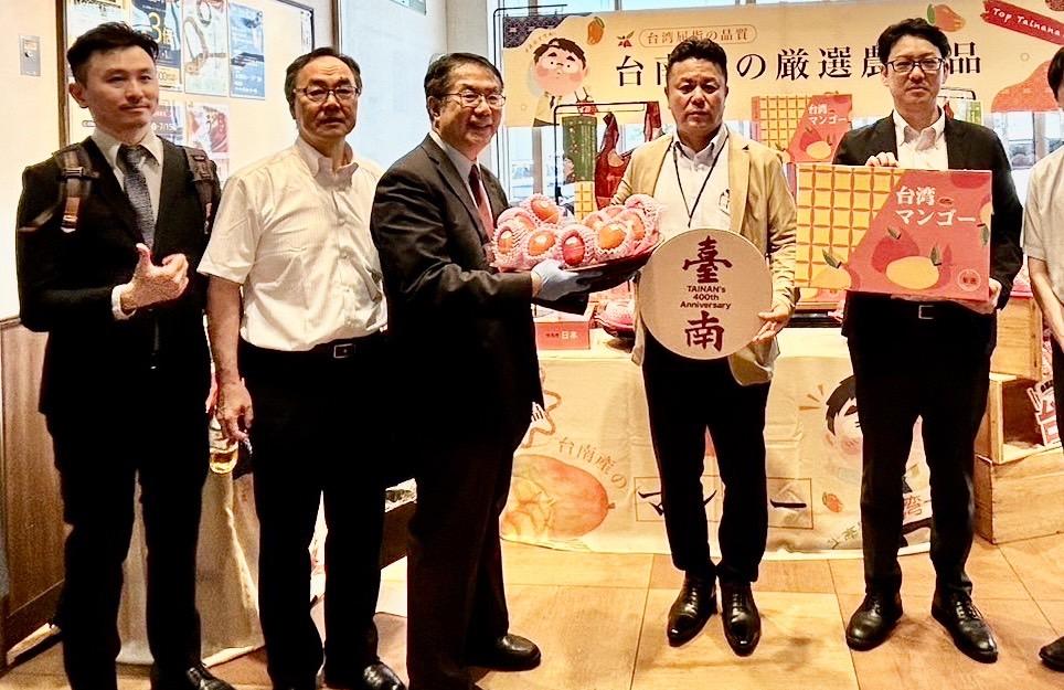 黃偉哲（中）近期積極赴國外行銷愛文芒果，提升台南農產品在國際市場知名度。 圖：台南市政府／提供
