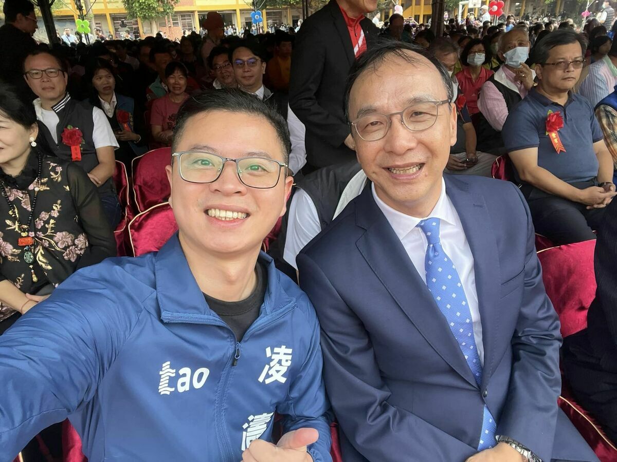 PTT鄉民仿國民黨發言人凌濤（前排左起）的「連連看」說法，意外得出罷樑跟國民黨立席朱立倫有關的結論，笑倒網友。 圖：翻攝自凌濤臉書