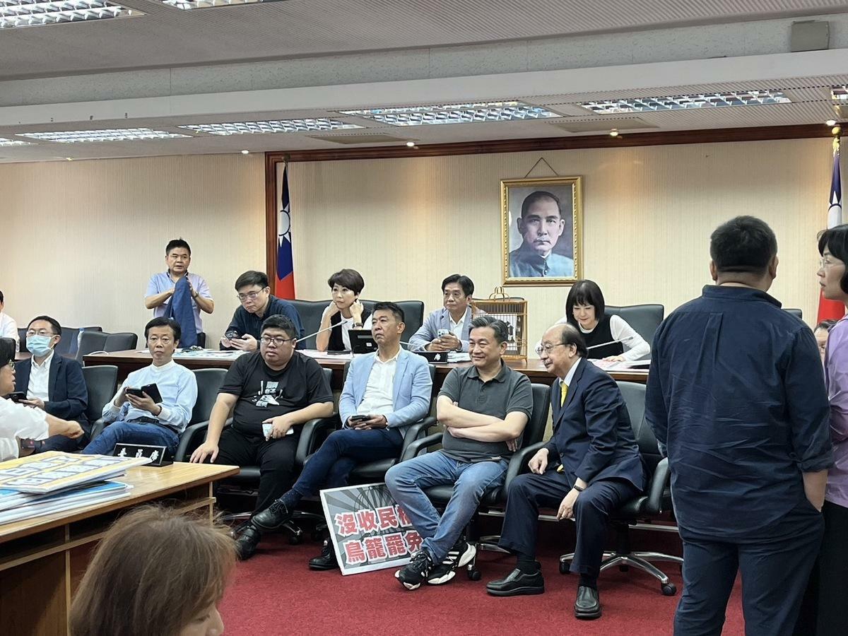 民進黨團一早突襲佔領內政委員會主席台，杯葛藍白選罷法修正。 圖：金大鈞/攝
