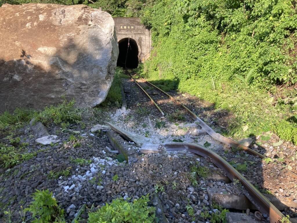 台鐵崇德到和仁間近日發生土石流淹沒軌道，怎料才搶通一天，今(4)日又發生巨石崩落，導致鋼軌被砸斷。 圖：台鐵公司／提供