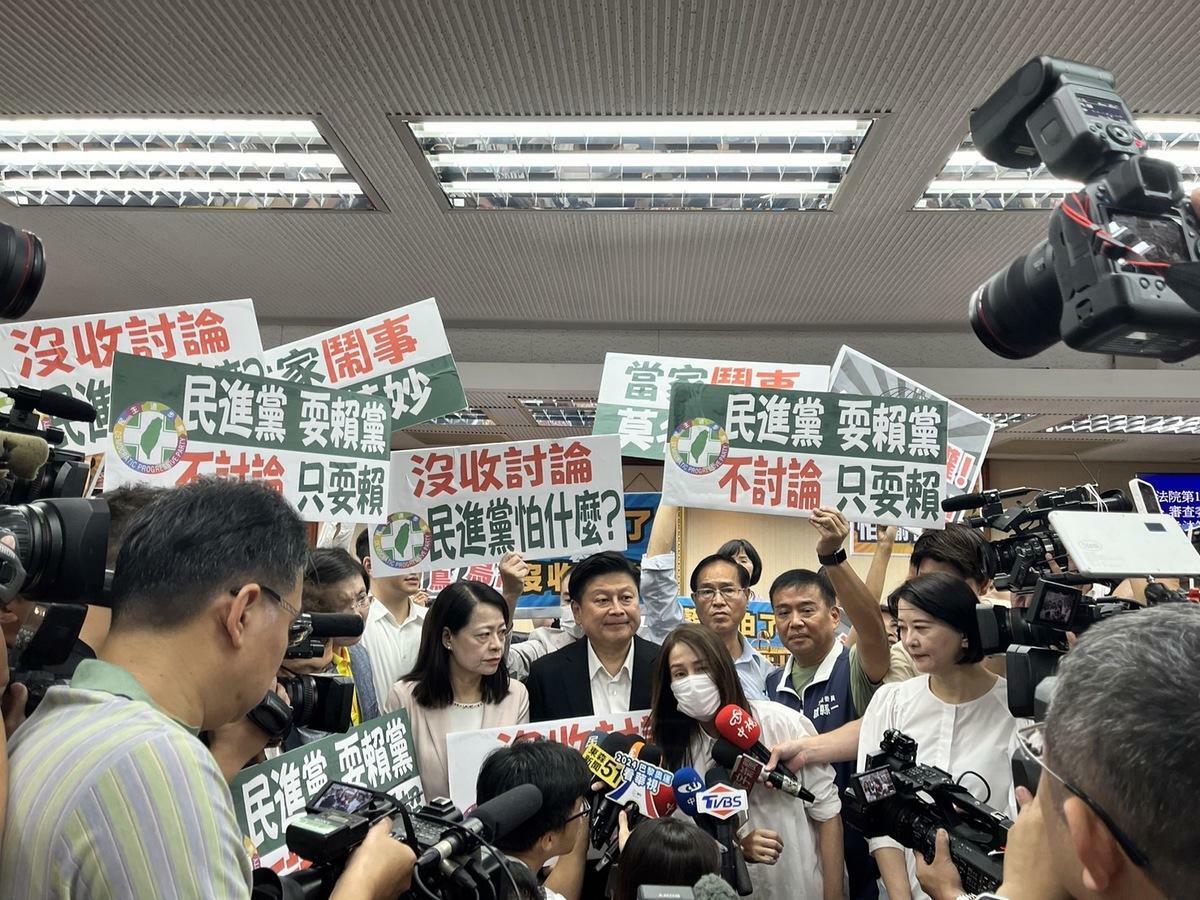 國民黨團因應民進黨立委佔領主席台，在台前要高金素梅宣告開會，但未果持續爆發衝突。 圖：金大鈞/攝