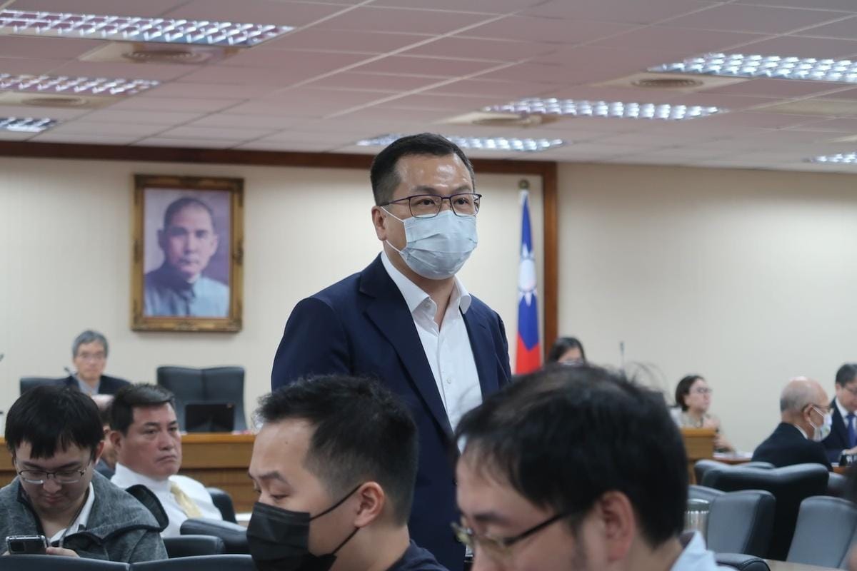 國民黨立委羅智強強譏諷王定宇與鍾佳濱兩位烙跑召委是「閃蛋俠」 圖：林朝億/攝