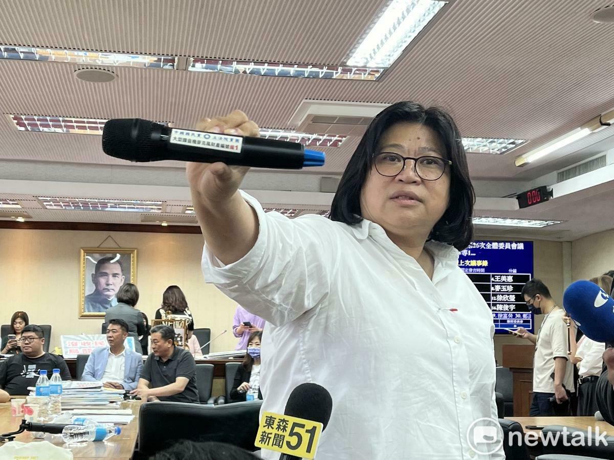 國民黨遺留麥克風在委員會，遭民進黨立委王美惠發現，證實私帶違禁品！ 圖：金大鈞/攝