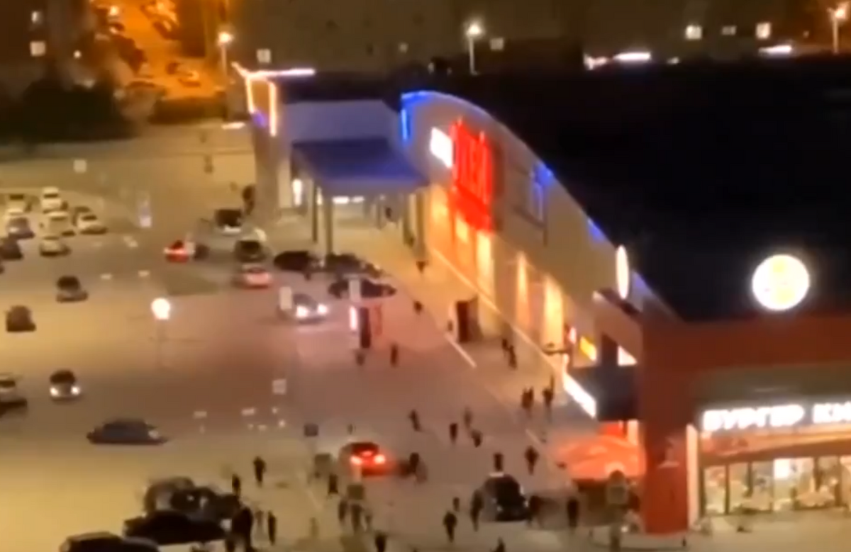 近期秋明地區大型超市附近出現向人群射擊的不明武裝人員。 圖：翻攝自 NiKITa X（前推特）帳號