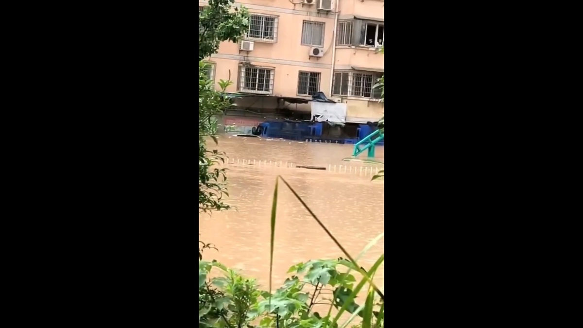 江西省九江市近期發生嚴重的洪災，淹水的水位與小客車高度相當。 圖：擷取自 @whyyoutouzhele X 分享影片