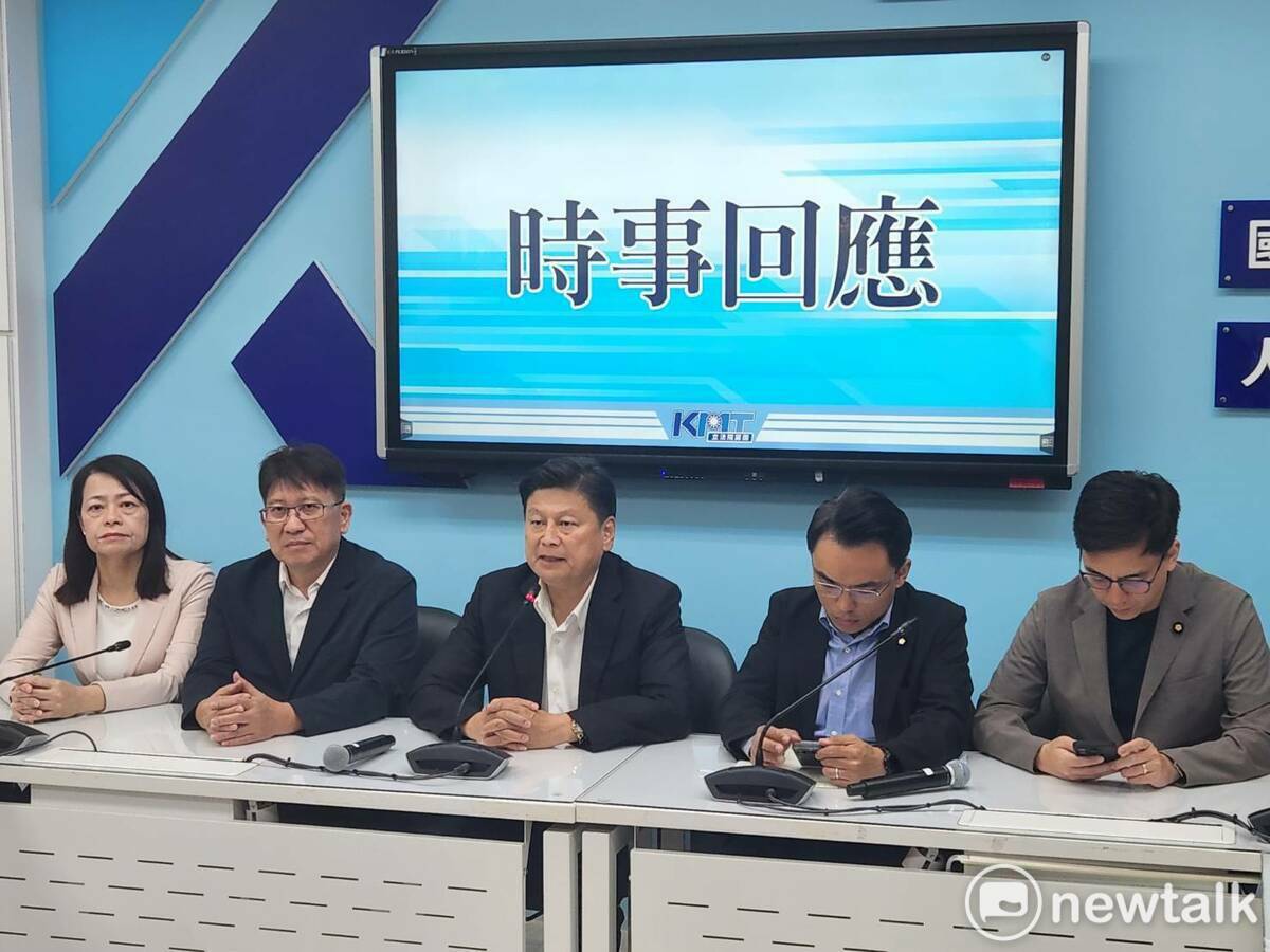 國民黨團召開記者會，抨擊民進黨團癱瘓國會。 圖：黃建豪/攝