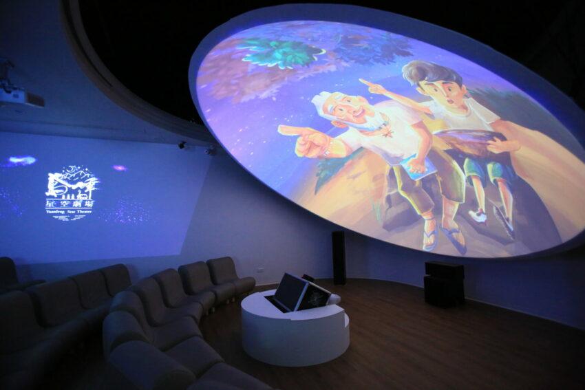 星空劇場為配合天文攝影展開幕，將於7月5日免費開放進場。自上午10點起，每小時播放互動式影片，座位僅限20人，觀眾需現場預約觀賞時間。 圖：翻攝自南投縣風景區官網