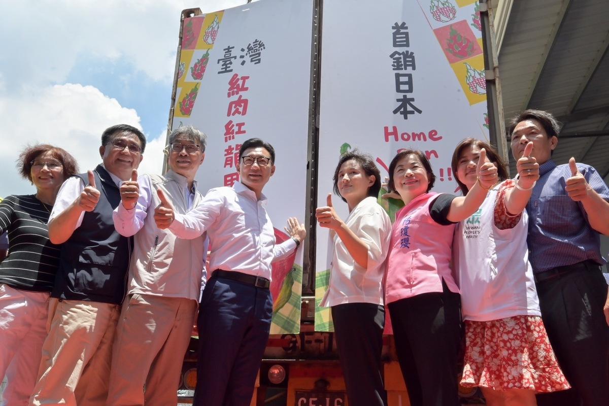 民眾黨立委麥玉珍（右2）昨天出席台中紅龍果外銷日本記者會時自爆，因為在台灣吃到好吃紅肉紅龍果，曾切下莖包在行李帶回越南種植。台南市長黃偉哲今（4日）出席行政院會受訪時表示，希望行政院一定要追究違法的部份。 圖：行政院提供