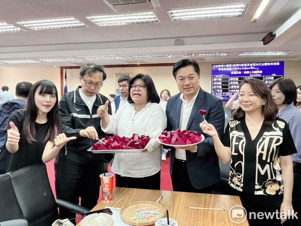 民進黨立院黨團今（4）日中午提供火龍果給杯葛選罷法的綠委享用。 圖：金大鈞/攝