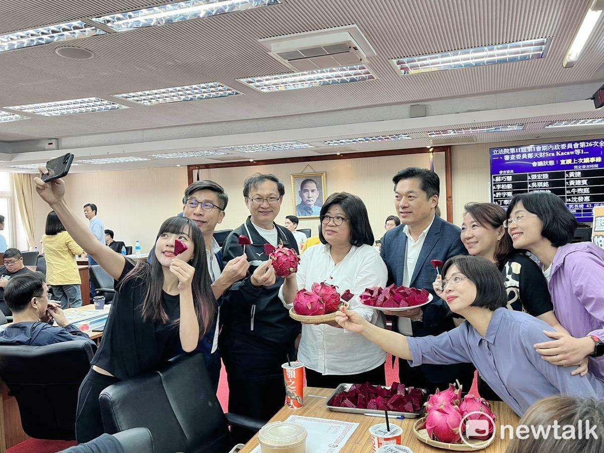 民眾黨立委麥玉珍私帶火龍果回越南一事引熱議，民進黨團中午切火龍果諷刺意味十足。 圖：金大鈞/攝