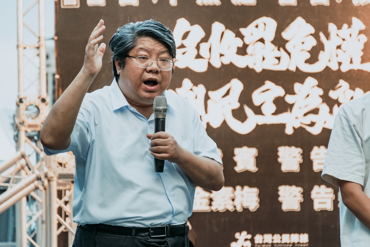 賴中痛批，罷免連署影印身分證是舊石器時代的爛方法，不要小看民眾對藍白沒收人民罷免權的怒火。圖為7月3日「沒收罷免權，就是與民主為敵」記者會。 圖：經濟民主連合提供
