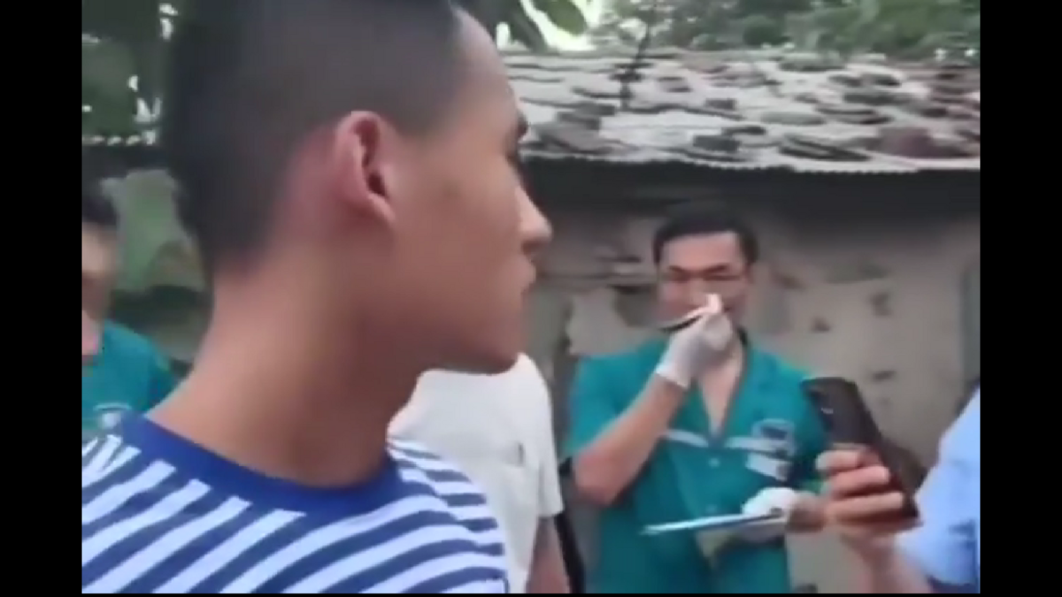 近日一名東海艦隊當兵的年輕男子回家探親，結果村上強徵地，把當兵的一家子都打傷了。 圖 : 翻攝自影片