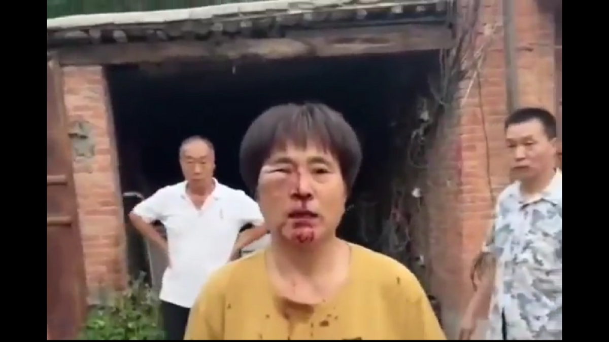 近日一名東海艦隊當兵的年輕男子回家探親，結果村上強徵地，把當兵的一家子都打傷了。 圖 : 翻攝自影片