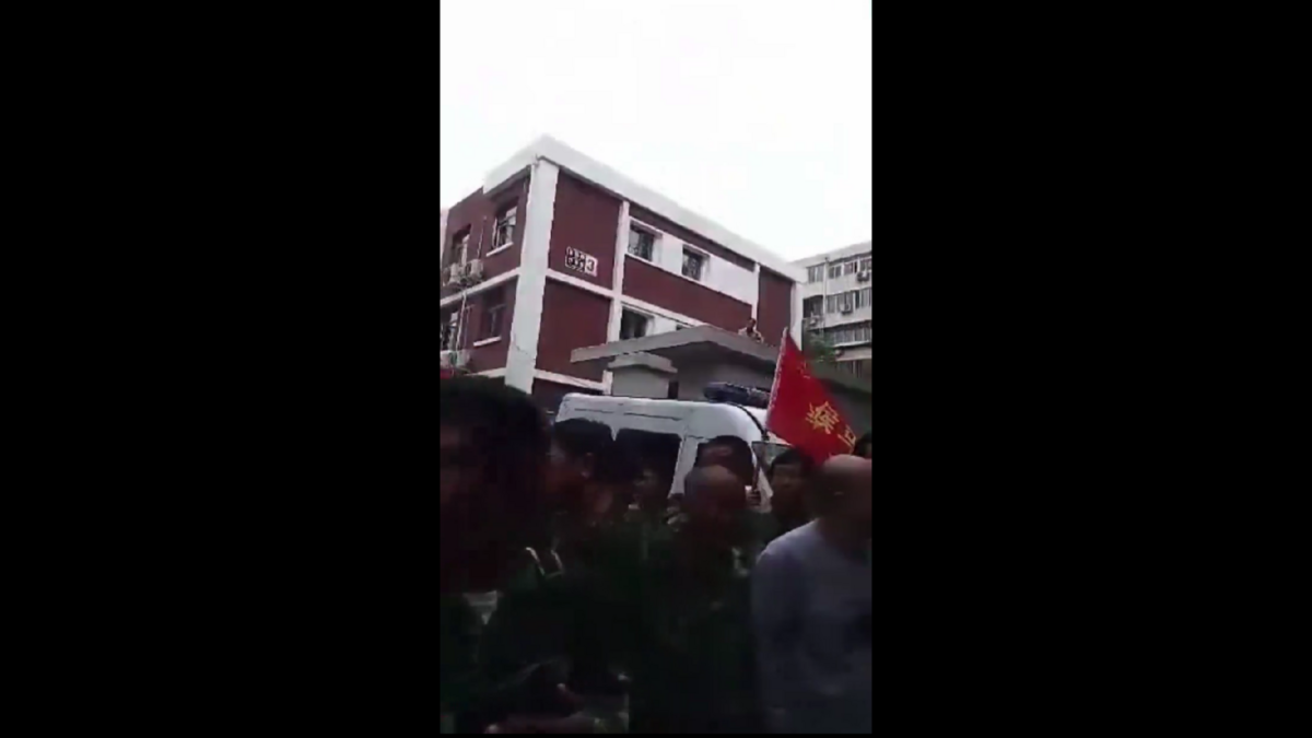 7 月 2 日，中國全國各地的退伍軍人因為未能得到適當安置而集體到北京上訪。 圖 : 翻攝自影片