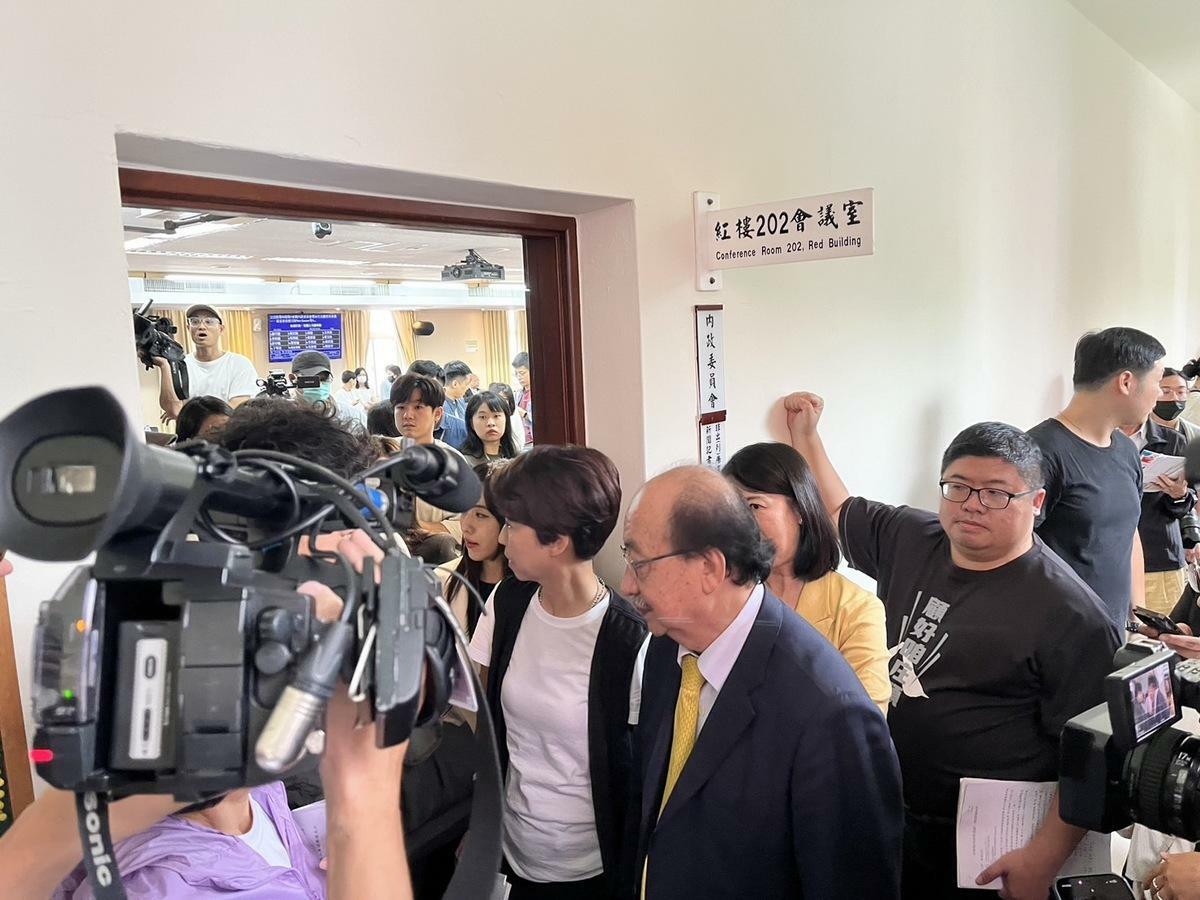 民進黨團阻止召委高金素梅進入紅樓202會議室，高金逕自於走廊宣告變更會議室。 圖：金大鈞/攝