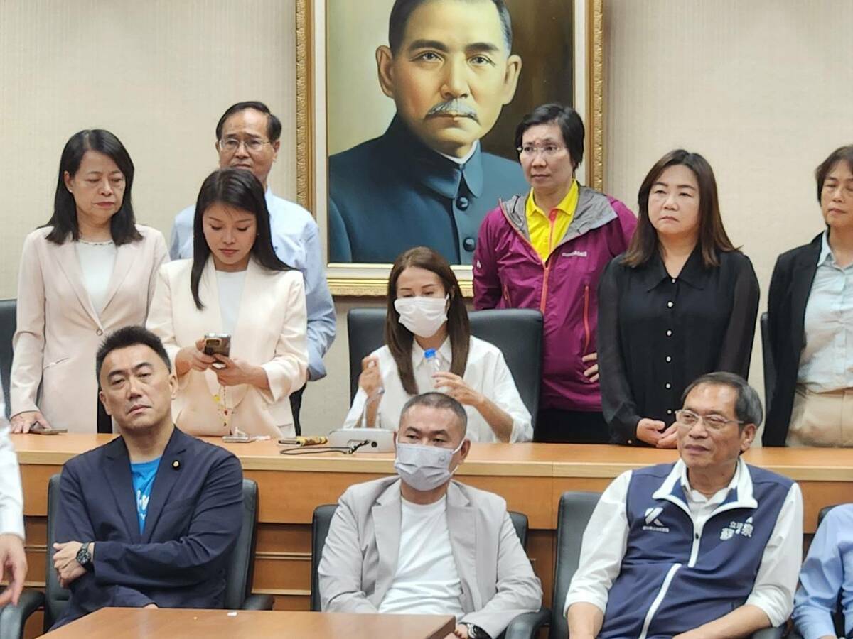 召委高金素梅在群賢樓101逕自開會，但議事人員全數都留在紅樓202會議室。 圖：黃建豪/攝