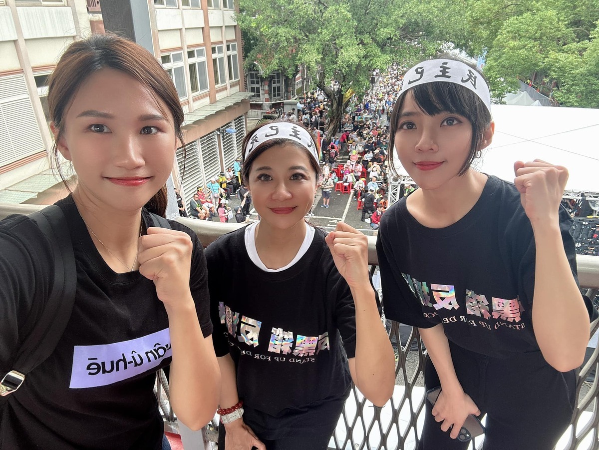 黃敬雅（左）日前赴立法院聲援青鳥行動，並與民進黨立委林楚茵（中）、黃捷互相打氣。 圖：翻攝自黃敬雅臉書（資料照）