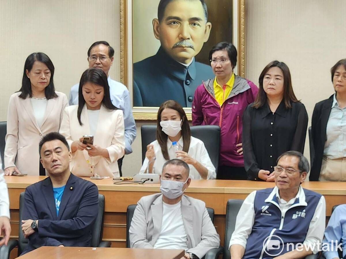 國民黨團臨時宣布內政委員會更改會議室，但因議事人員不在場，會議無法進行而散會。 圖：黃建豪/攝