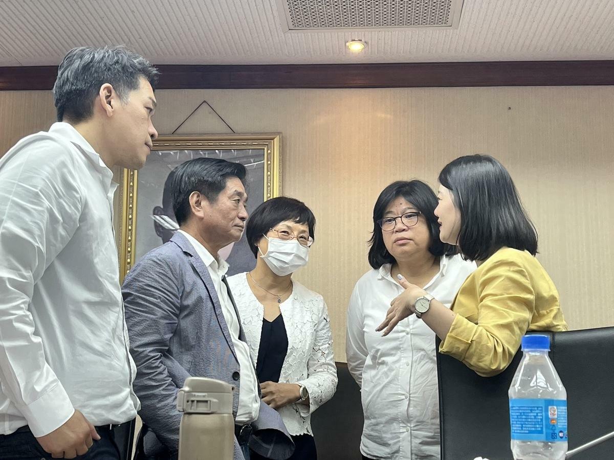 立法院內政委員會主秘與民進黨立委商討後續會議進行狀況。 圖：金大鈞/攝