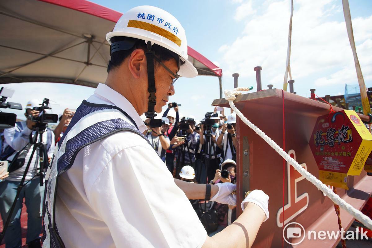 張善政親自為最後一根大樑安上螺絲，象徵捷運綠線工程邁入新里程碑。 圖：林昀真/攝