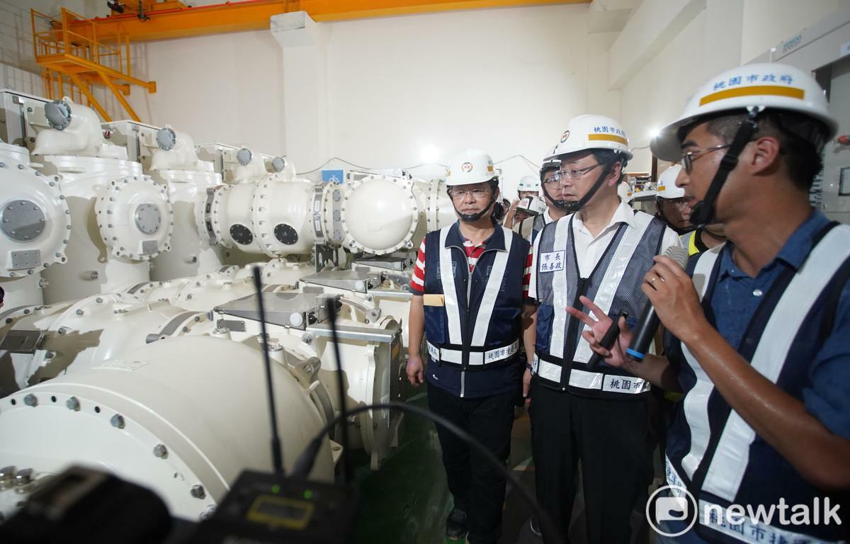 張善政視察捷運綠線北機場行控中心裡重要的供電設備「氣體絕緣開關」。 圖：林昀真/攝